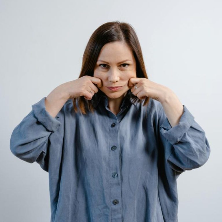 facial-exercises-009dbbac2cc14d03b5e387160c571794